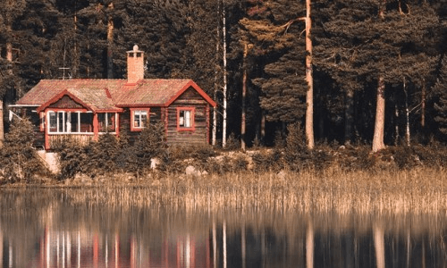 One of the lakeview cabins; Photo by Isaac Cedercrantz from Pexels