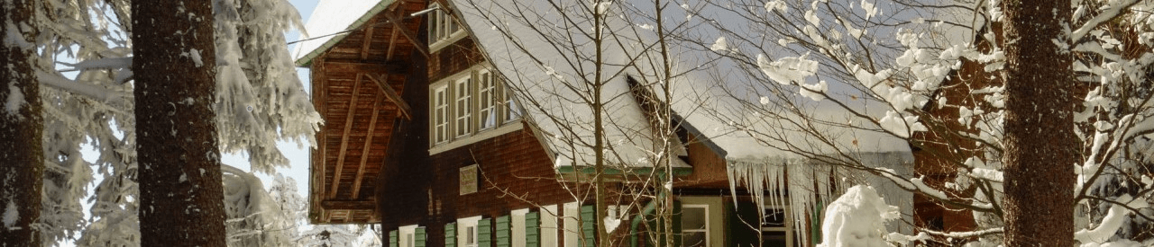 The lodge in winter; Photo by Mali maeder from Pexels